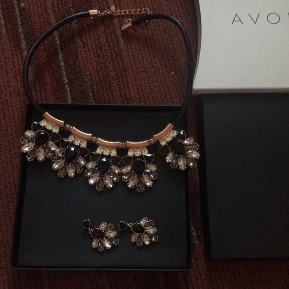 New in box Avon Rose and jet Statement Necklace and Earrings set - Picture 6 of 12